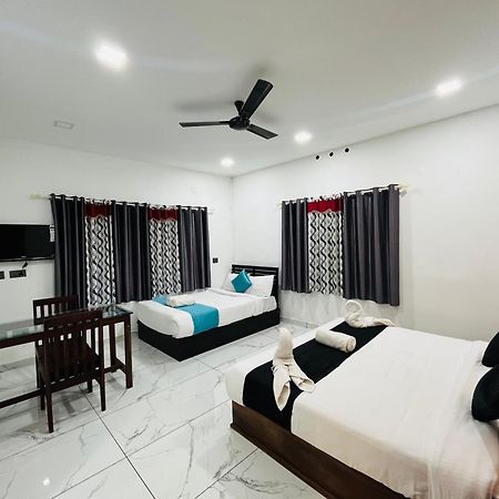 The Mountcourt Hotel Munnar Bagian luar foto