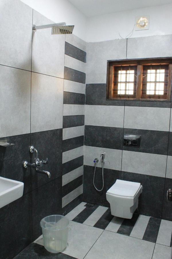 The Mountcourt Hotel Munnar Bagian luar foto