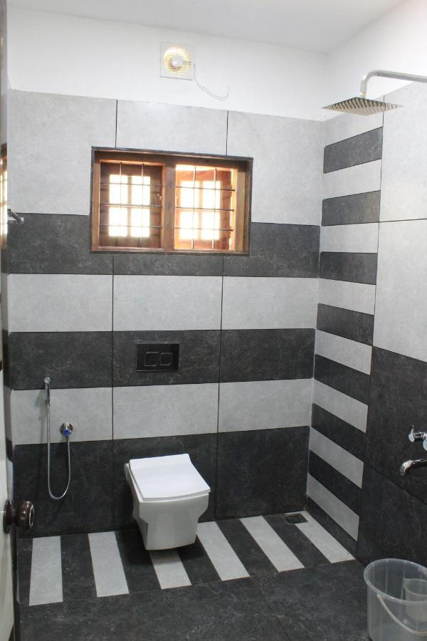 The Mountcourt Hotel Munnar Bagian luar foto